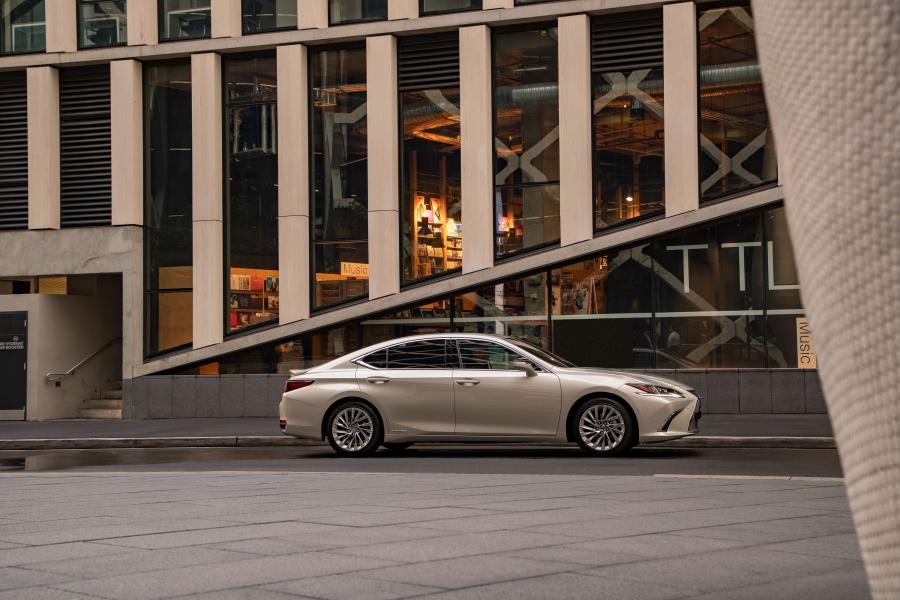  Lexus ES300h 2018 года  (AU) (фото 10 из 14)